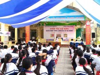 Đông đảo học sinh tham gia buổi truyền thông qua Phiên tòa giả định.