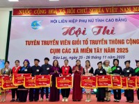 Ban tổ chức trao cờ lưu niệm cho các đội thi.