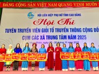 Ban tổ chức trao cờ lưu niệm cho các đội thi.