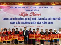 Ban tổ chức trao cờ lưu niệm cho các đội thi.