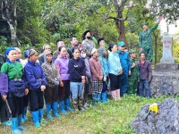 Hội viên phụ nữ xã Hạ Lang tích cực tham gia tự quản đường biên, mốc giới, bảo vệ an ninh trật tự xóm bản khu vực biên giới.