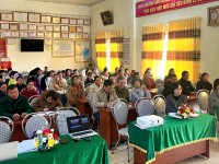 Tuyên truyền về an toàn giao thông cho hội viên phụ nữ Tổ dân phố Hào Lịch, phường Thục Phán.