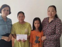 Lãnh đạo Hội LHPN phường thăm và tặng quà cho gia đình hội viên khó khăn.