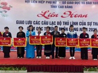 Ban tổ chức trao cờ lưu niệm cho các đội thi.