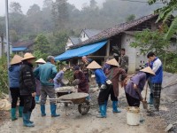 Chi hội phụ nữ xóm Khọn Quang, xã Vinh Quý đóng góp ngày công làm đường bê tông vào xóm.