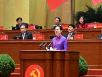 Đồng chí Hà Thị Nga trình bày tham luận với chủ đề: "Phát huy sức mạnh đại đoàn kết toàn dân tộc - nền tảng và động lực quan trọng thực hiện thắng lợi các mục tiêu phát triển đất nước trong kỷ nguyên mới".