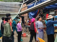 Hội viên phụ nữ xã Quảng Lâm hỗ trợ khắc phục hậu quả thiên tai.