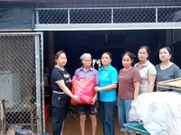 Hội LHPN xã Lý Quốc, tỉnh Cao Bằng, trao tặng nhu yếu phẩm trợ giúp người dân vùng mưa lũ