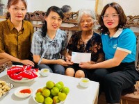 Hội LHPN phường Tân Giang thăm, tặng quà gia đình chính sách.