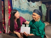 Phó Chủ tịch Hội LHPN Việt Nam Nguyễn Thị Thu Hiền thăm, tặng quà bà La Thị Pính (vợ liệt sĩ) tại xóm Nặm Giạt, xã Lũng Nặm.