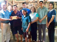 Hội LHPN xã Cần Yên phối hợp với Ủy ban MTTQ Việt Nam, Hội Chữ thập đỏ xã đến thăm hỏi, động viên và trao tiền hỗ trợ cho gia đình em Hoàng Văn Dậư, xóm Trà Phìn, xã Cần Yên.