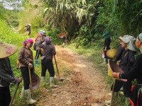 Hội viên phụ nữ các Chi hội Nà Pù, Nặm Đang, Đoàn Kết, Nà Nhuồm cùng Nhân dân tham gia vận chuyển vật liệu, san gạt mặt bằng, đổ bê tông đường giao thông nông thôn và làm cầu qua suối.