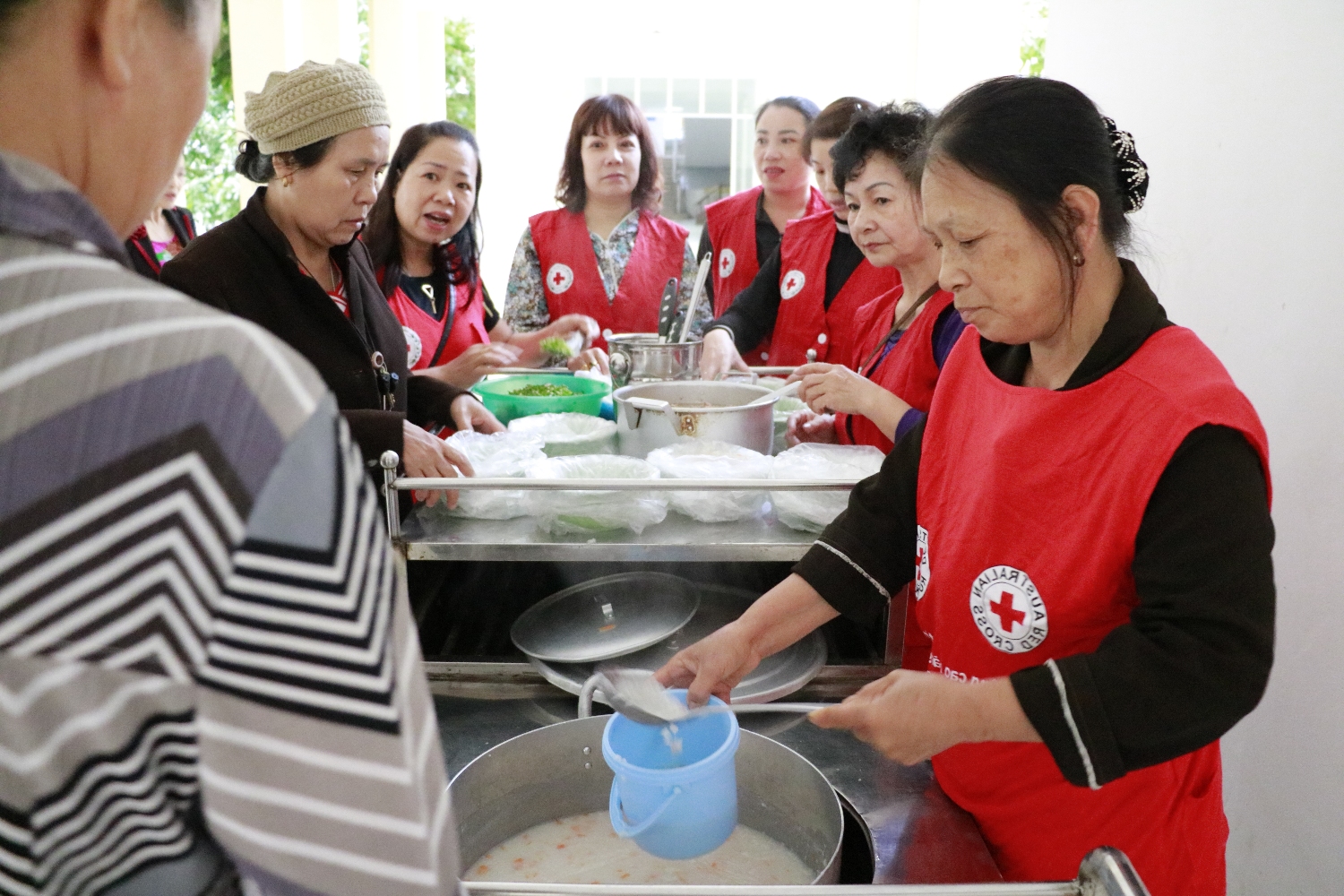 Chi hội Phụ nữ liên tổ 20, 21 phường Sông Hiến, thành phố Cao Bằng với "Nồi cháo tình thương vì bệnh nhân nghèo"