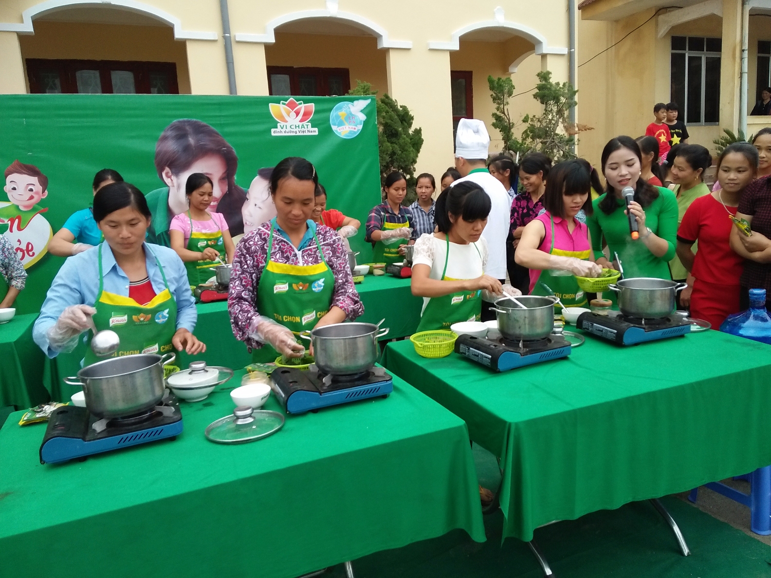 Các đội tham gia thi đang chế biến món ăn tại Ngày hội