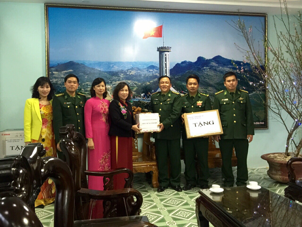 Đ/c Hà Nhật Lệ - Chủ tịch Hội LHPN tỉnh tặng quà Đồn Biên phòng Quốc tế Thanh Thủy