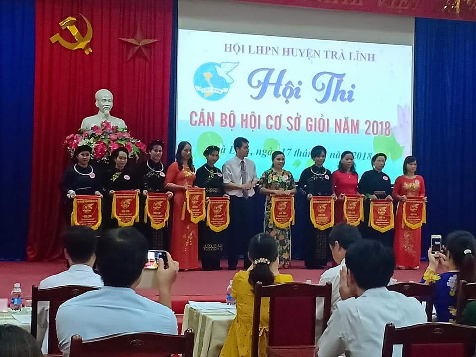 Đ/c Nông Quốc Hoàn - PCT UBND huyện, Trưởng ban Tổ chức Hội thi trao cơ lưu niệm cho các đội