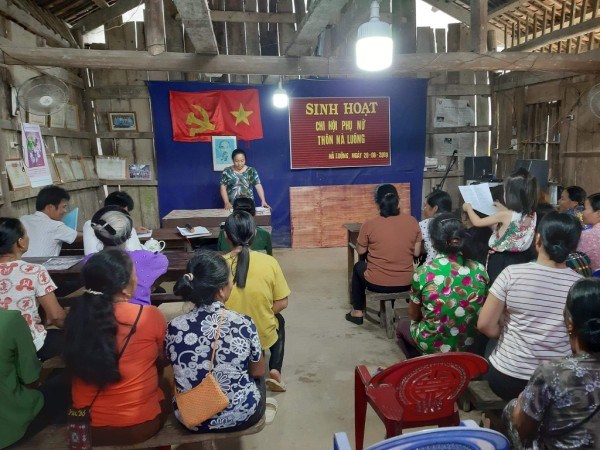  Một buổi sinh hoạt chi hội phụ nữ ở xóm Nà Luông, xã Thái Cường (Thạch An).