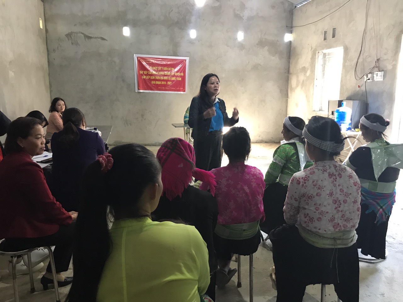 Đ/c Trần Thị An Hiền, Phó trưởng ban Dân tộc tôn giáo TW Hội LHPN Việt Nam trao đổi với chị em tại xóm Khau rặc, Trà Lĩnh