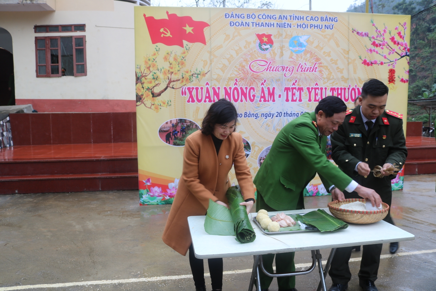 Đại tá Mai Xuân Tư - Phó Giám đốc Công an tỉnth tham gia gói bánh chưng tại chương trình “Xuân nồng ấm - Tết yêu thương”.