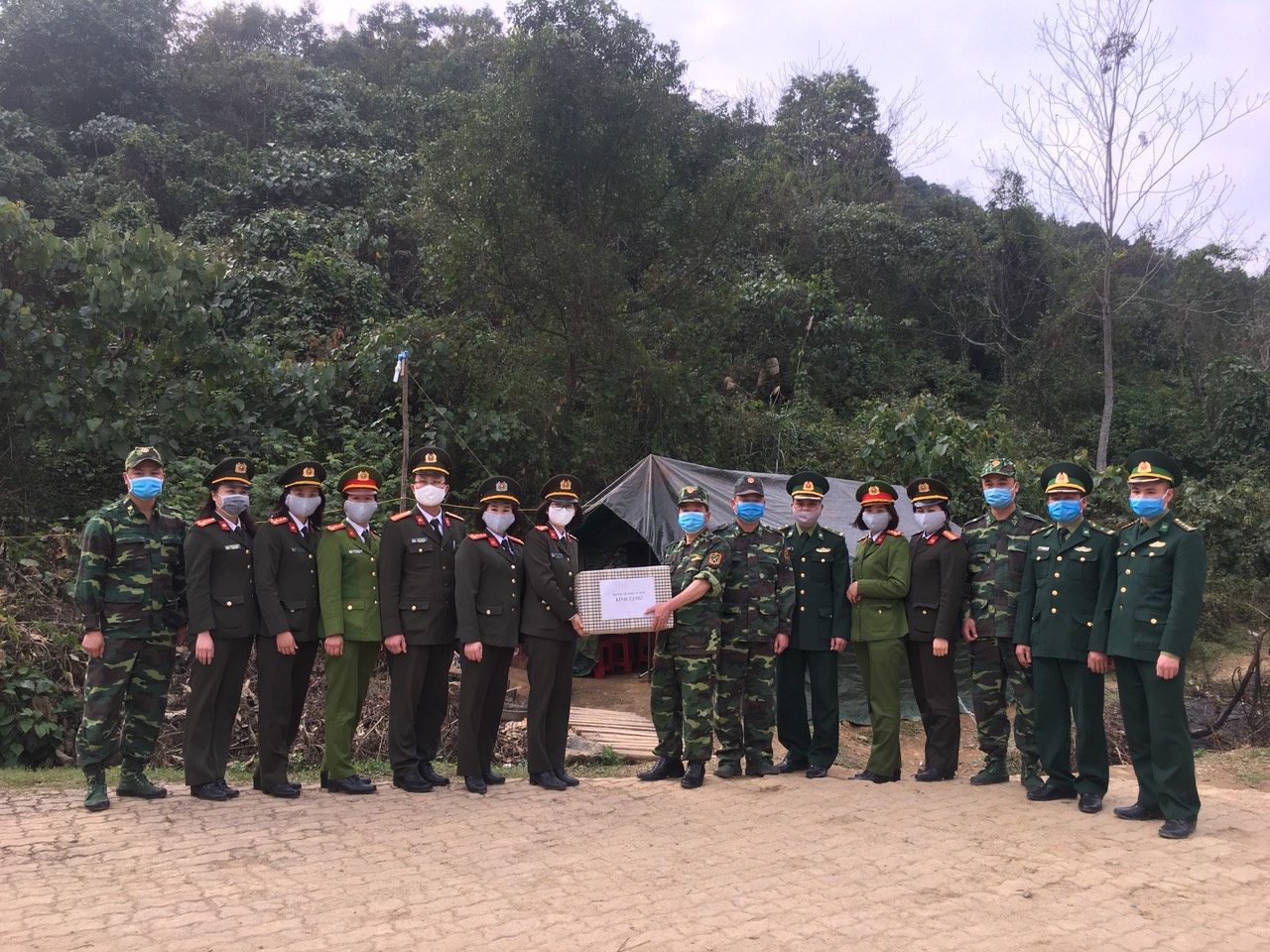 Hội Phụ nữ Công an tỉnh thăm các điểm chốt phòng chống dịch tại Sóc Giang, Hà Quảng