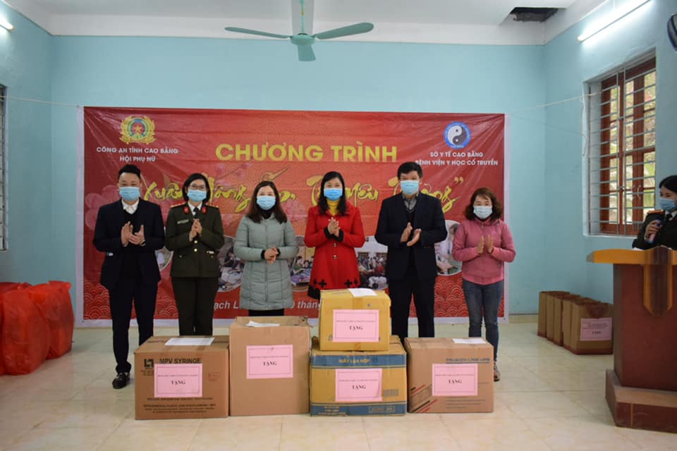Hội phụ nữ Công an tỉnh tặng quà tại xã Thạch Lâm huyện Bảo Lâm