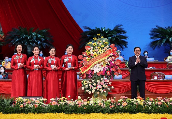 Đồng chí Phạm Minh Chính, Ủy viên Bộ Chính trị, Thủ tướng Chính phủ nước Cộng hòa Xã hội chủ nghĩa Việt Nam tặng Đại hội lẵng hoa tươi thắm, chúc Đại hội thành công rực rỡ