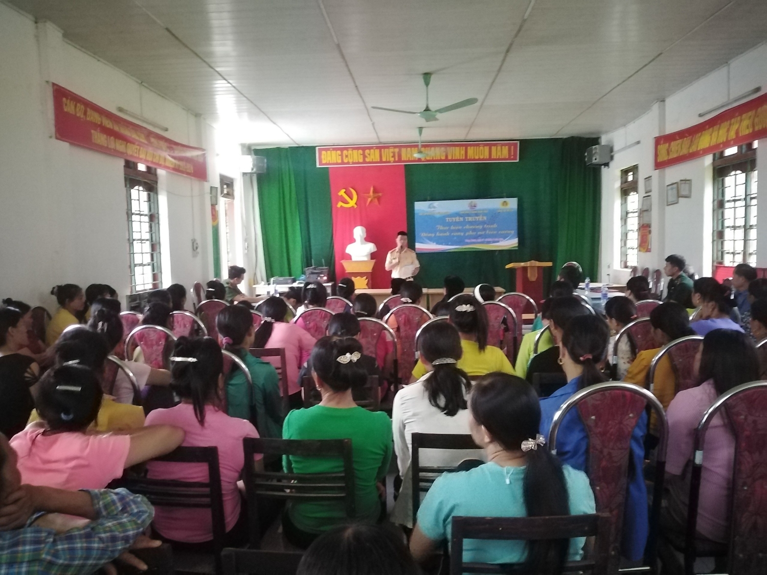 Hội LHPN huyện Trùng Khánh phối hợp tuyên truyền tại xã Đàm Thủy