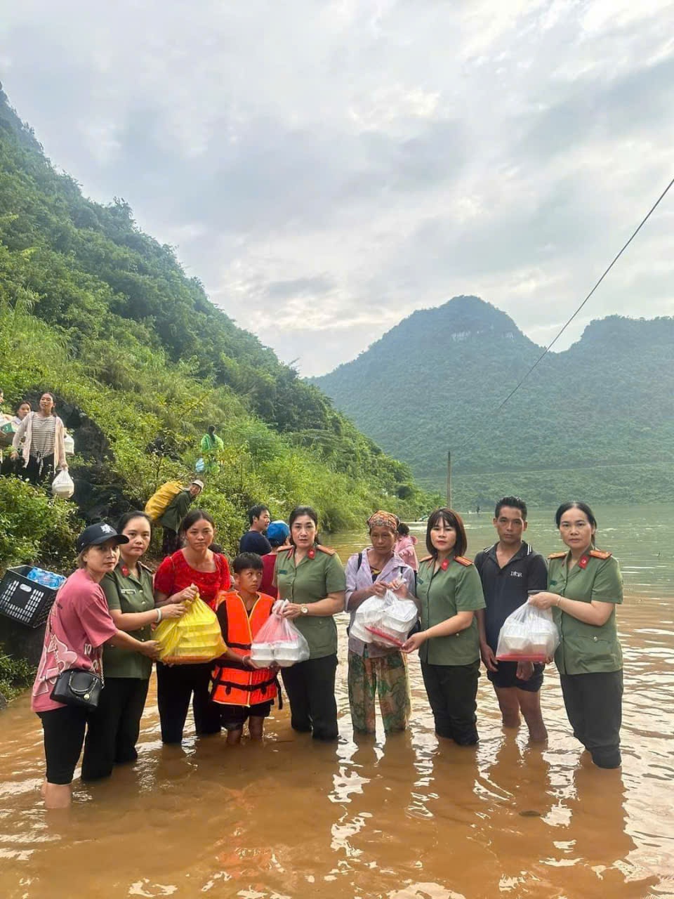 Hội Phụ nữ Công an tỉnh phối hợp tổ chức chương trình tặng quà tại xã Lương Thông, huyện Hà Quảng nơi bị ảnh hưởng  bởi cơn bão số 3