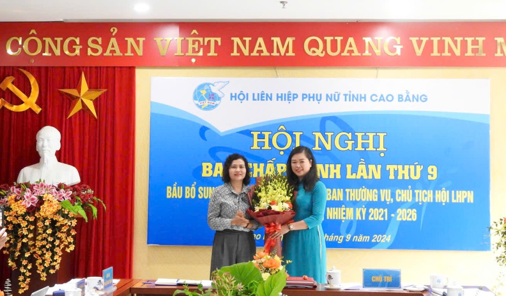 Lãnh đạo Ban Tổ chức Tỉnh ủy chúc mừng tân Chủ tịch Hội LHPN tỉnh