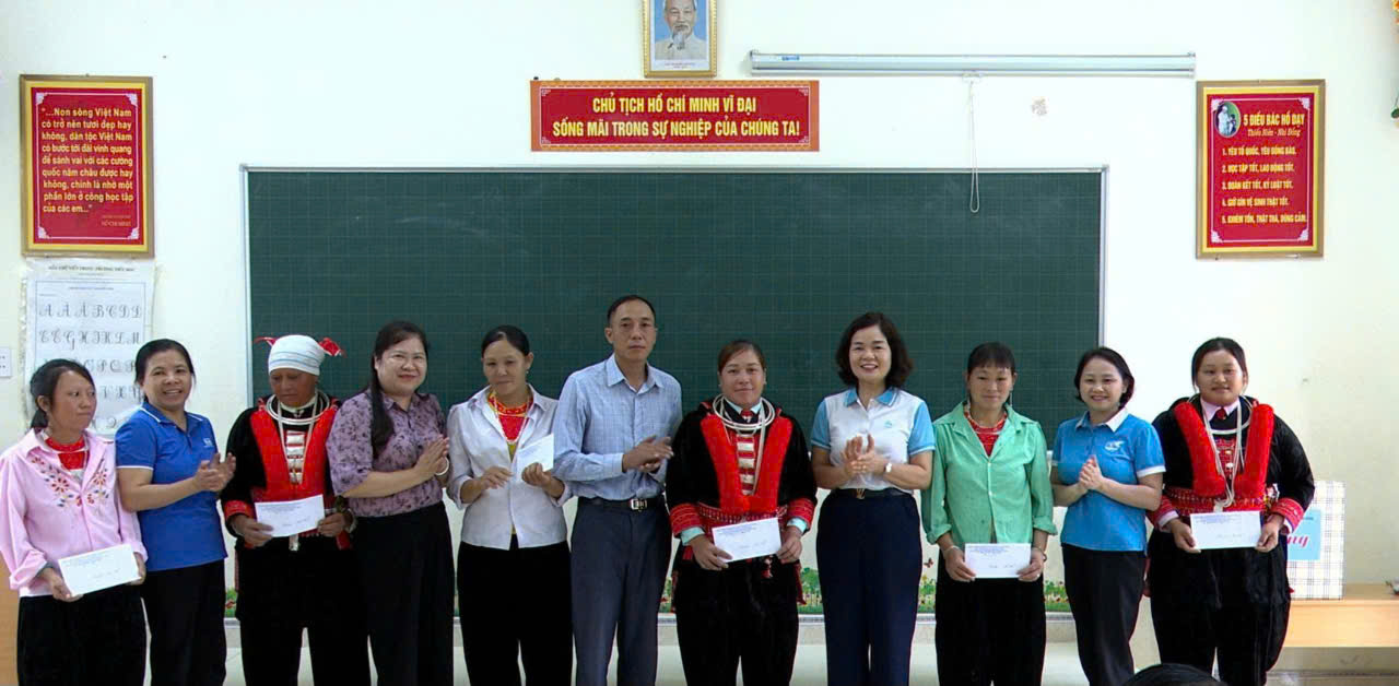 Hội LHPN tỉnh tổ chức thăm hỏi, động viên các lớp xóa mù chữ tại huyện Nguyên Bình