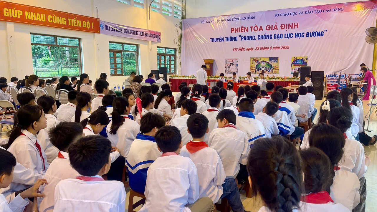 Hội LHPN tỉnh phối hợp với Sở Giáo dục và Đào tạo tổ chức “Phiên tòa giả định” truyền thông “Phòng, chống bạo lực học đường” tại các huyện