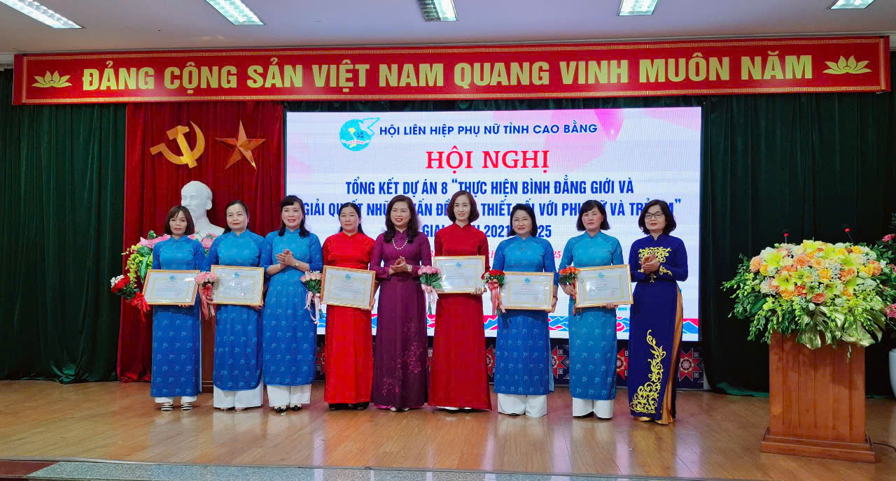 Lãnh đạo Hội LHPN tỉnh tặng Bằng khen cho các tập thể và cá nhân đạt thành tích xuất sắc