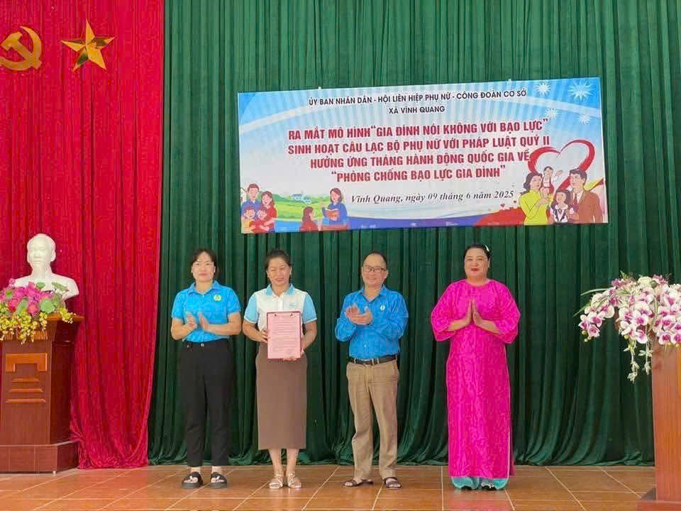 Hội LHPN xã Vĩnh Quang ra mắt mô hình “Gia đình nói không với bạo lực”