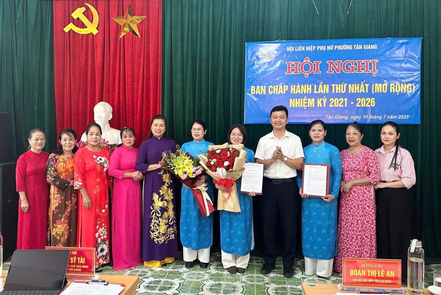 Chủ tịch Hội Liên hiệp phụ nữ tỉnh Đoàn Thị Lê An và Bí thư Đảng ủy Trịnh Sỹ Tài phường Tân Giang tặng hoa chúc mừng Ban chấp hành Hội Liên hiệp phụ nữ phường Tân Giang.