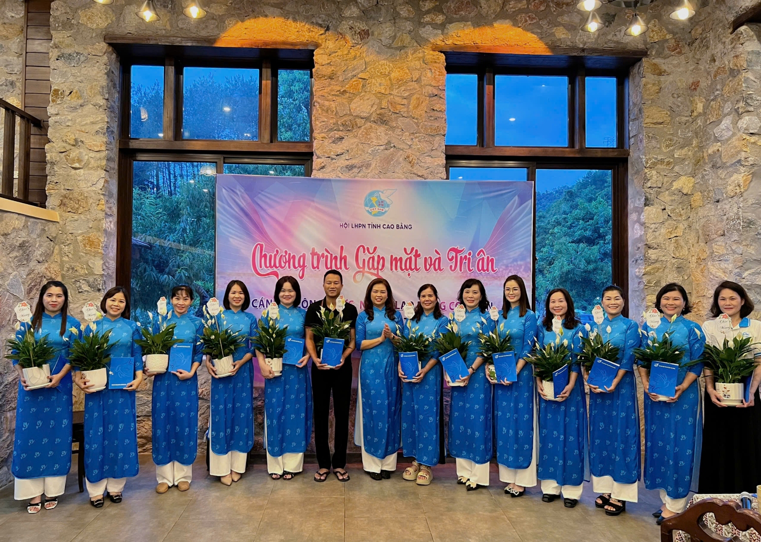 Đồng chí Đoàn Thị Lê An, Đại biểu Quốc hội, Phó chủ tịch Ủy ban MTTQ Việt Nam tỉnh, Chủ tịch Hội Liên hiệp Phụ nữ tỉnh Cao Bằng tặng quà lưu niệm cho các đồng chí nghỉ hưu theo chế độ và chuyển công tác.