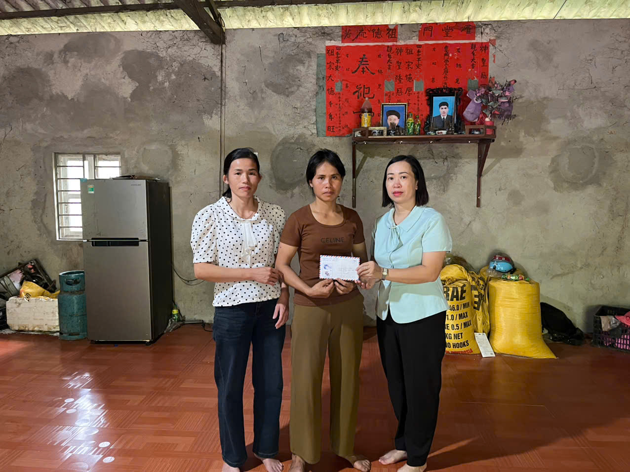 Hội LHPN xã Bảo Lạc thăm hỏi , động viên gia đình chính sách trên địa bàn xã.