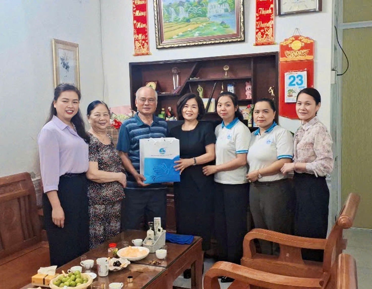 Hội LHPN tỉnh Cao Bằng thăm gia đình thương binh Đoàn Đông Vũ, trú tại tổ 12, phường Thục Phán.