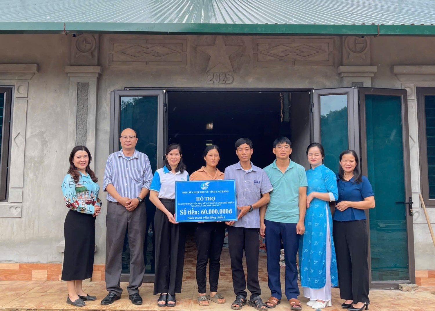 Hội LHPN tỉnh Cao Bằng bàn giao kinh phí hỗ trợ xóa nhà tạm, nhà dột nát cho gia đình chị Lý Thị Sái, xóm Lạc Hiển, xã Quang Hán.