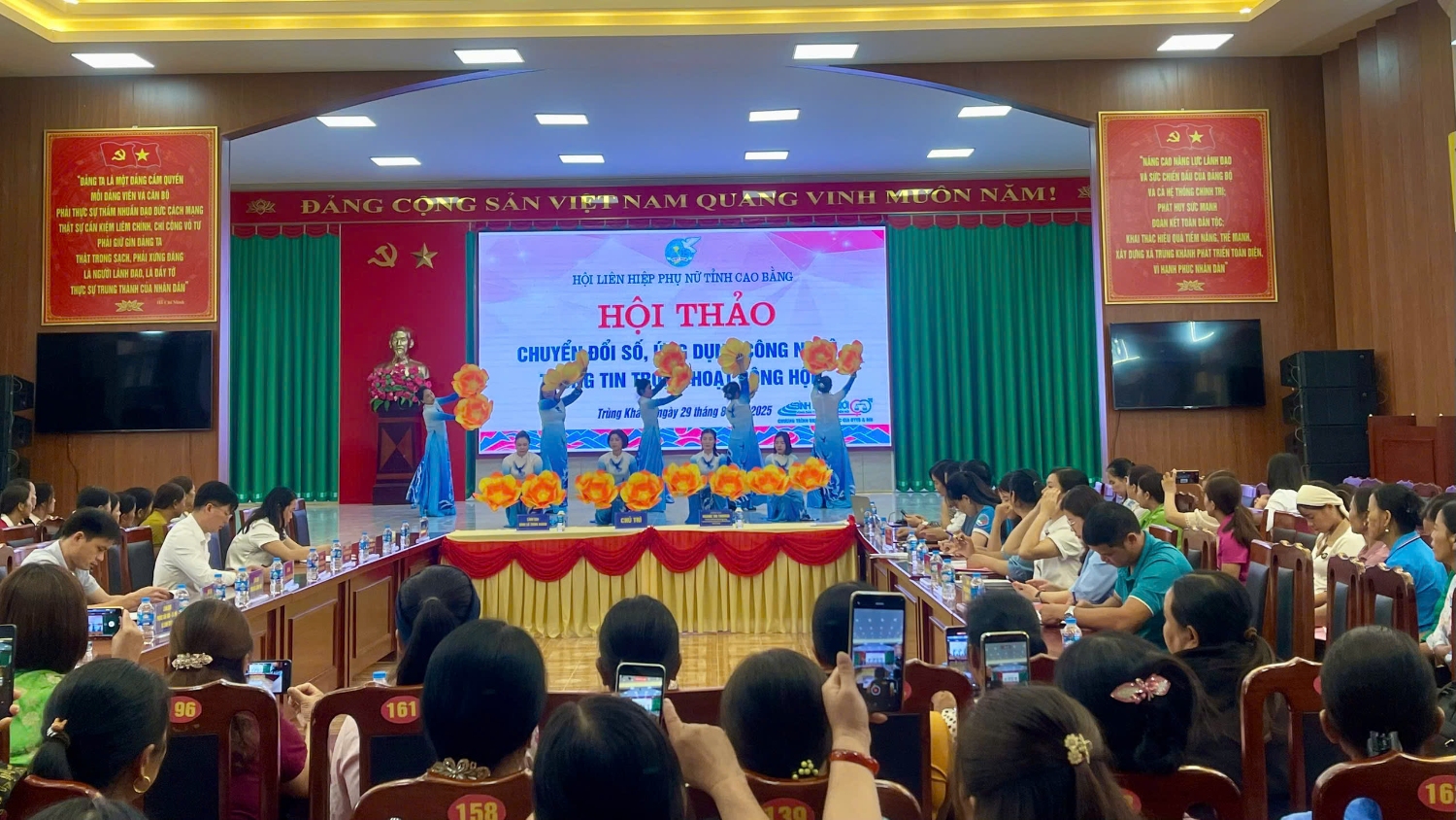 Hội viên phụ nữ biểu diễn văn nghệ tại Hội thảo.