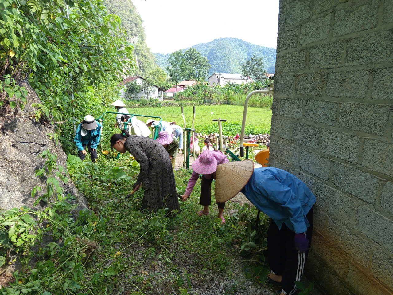 Hội viên phụ nữ xã Độc Lập ra quân tổng vệ sinh môi trường.