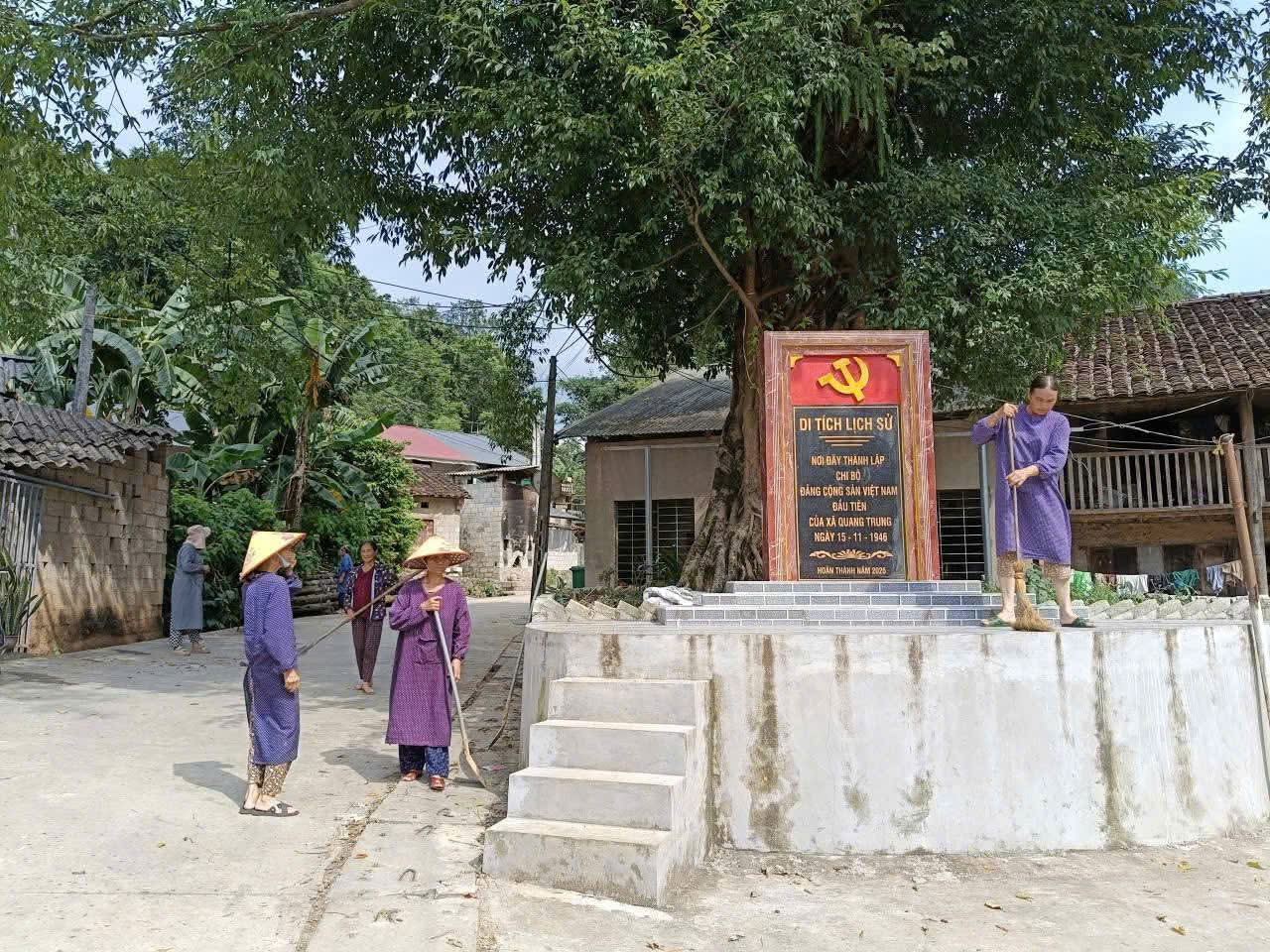 Hội viên phụ nữ xã Quang Trung tham gia tổng vê sinh môi trường.