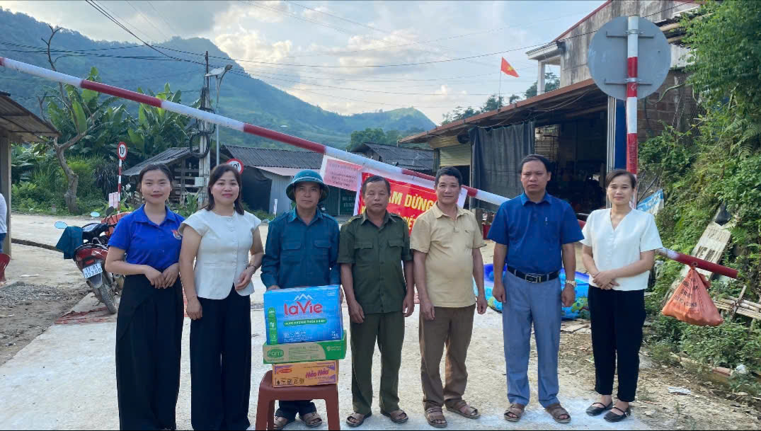 Hội LHPN xã Sơn Lộ phối hợp với các tổ chức chính trị - xã hội của xã đến thăm hỏi, tặng quà và động viên lực lượng đang làm nhiệm vụ tại các chốt kiểm dịch tả lợn Châu Phi.