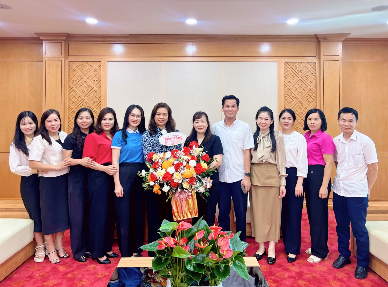 Đồng chí Đoàn Thị Lê An, Phó Chủ tịch Ủy ban MTTQ Việt Nam tỉnh, Chủ tịch Hội LHPN tỉnh chúc mừng Văn phòng Đoàn đại biểu Quốc hội và HĐND tỉnh.