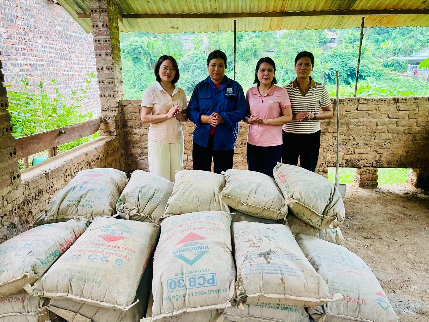 Hội LHPN phường Tân Giang trao 2 tấn xi măng cho gia đình chị Đàm Thị Rin - Hội viên phụ nữ tổ Duyệt Trung 5.