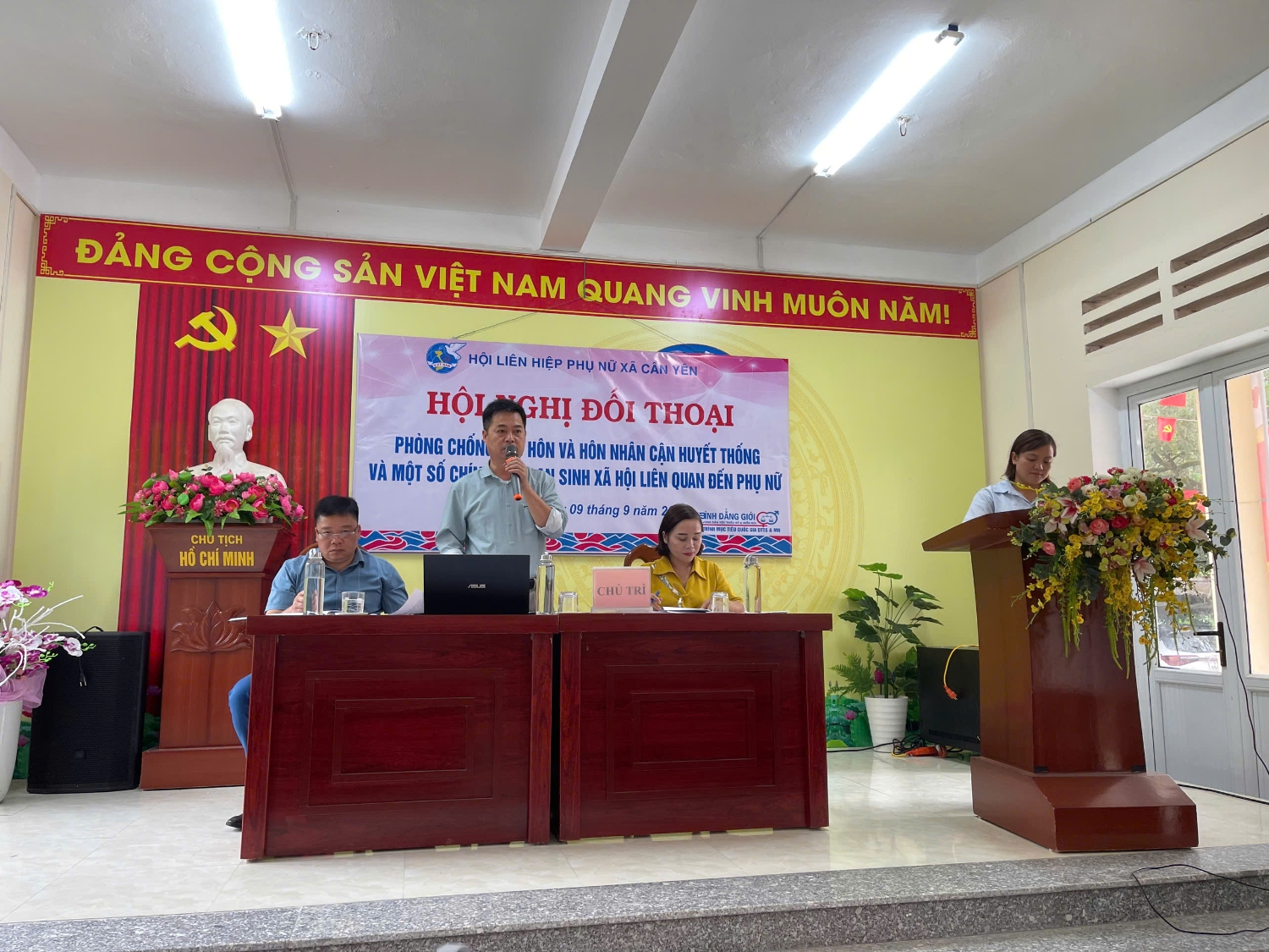 Hội nghị đối thoại chính sách tại xã Cần Yên.
