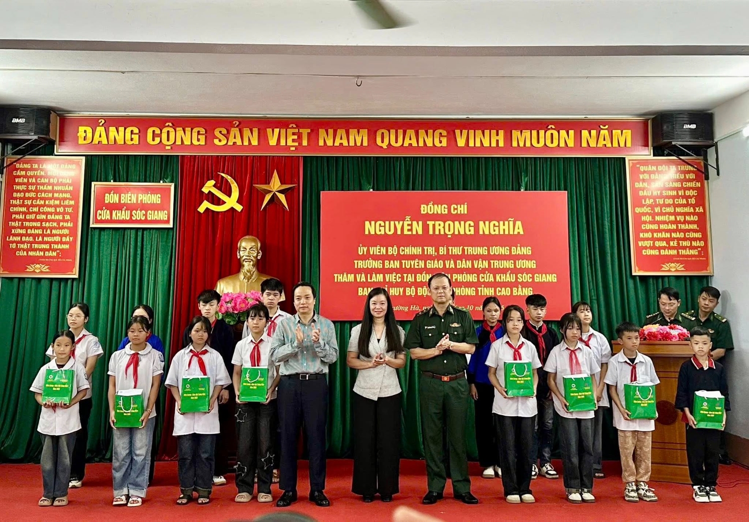 Phó Chủ tịch Trung ương Hội LHPN Việt Nam Nguyễn Thị Thu Hiền tặng quà cho các em học sinh có hoàn cảnh khó khăn bị ảnh hưởng bởi cơn bão số 10.