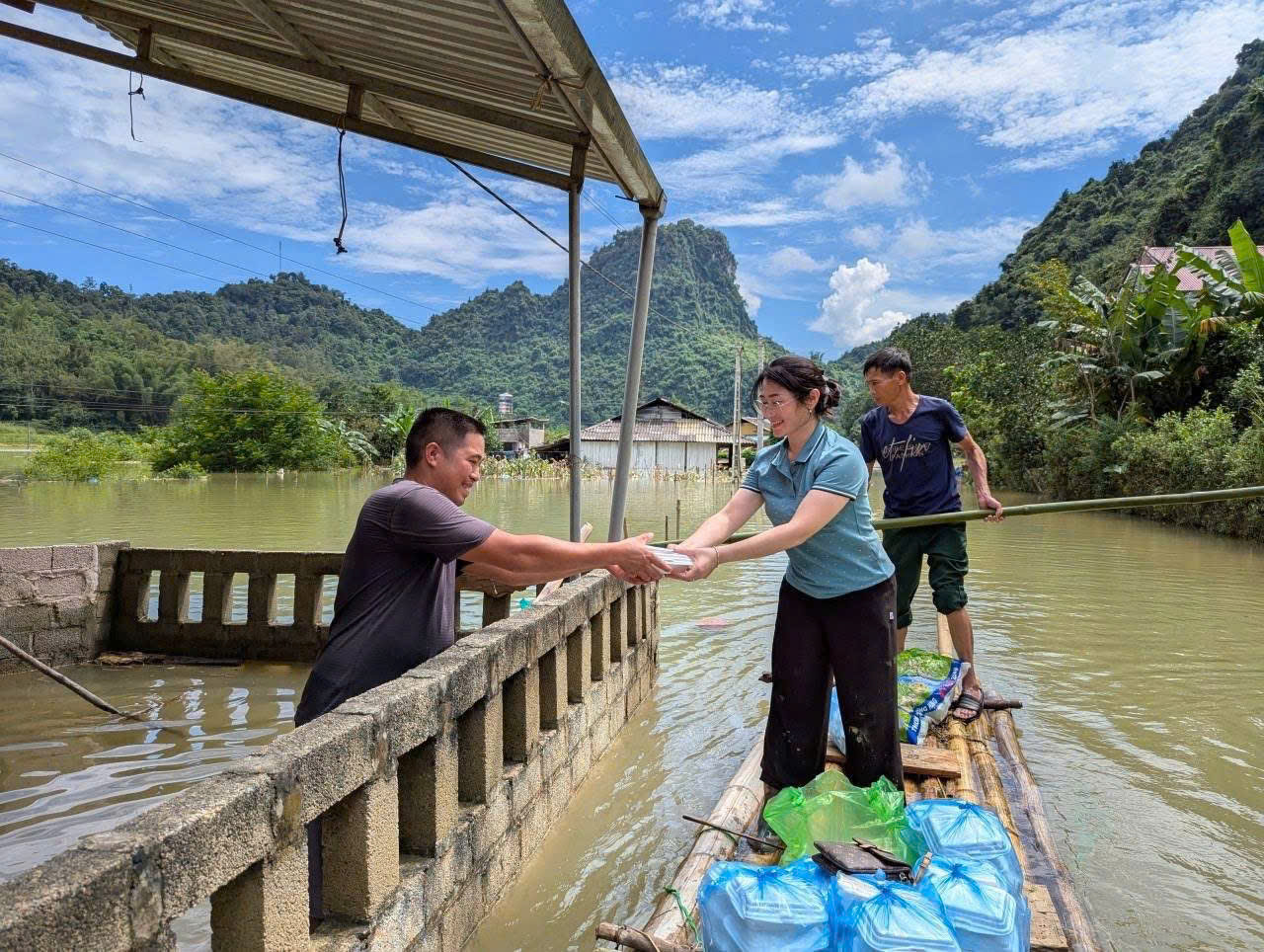 Những suất cơm ấm áp nghĩa tình được trao tận tay bà con vùng lũ.