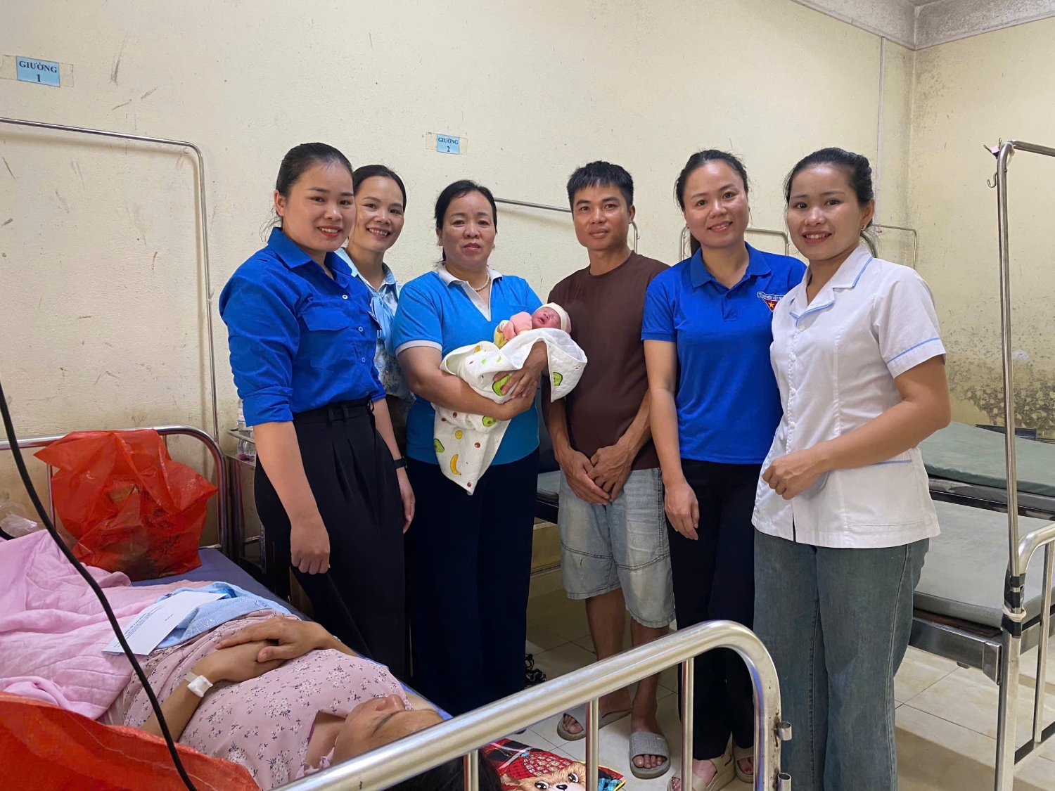 Đại diện Hội LHPN xã Phục Hòa và các đoàn thể xã chia sẻ niềm vui cùng gia đình sản phụ.