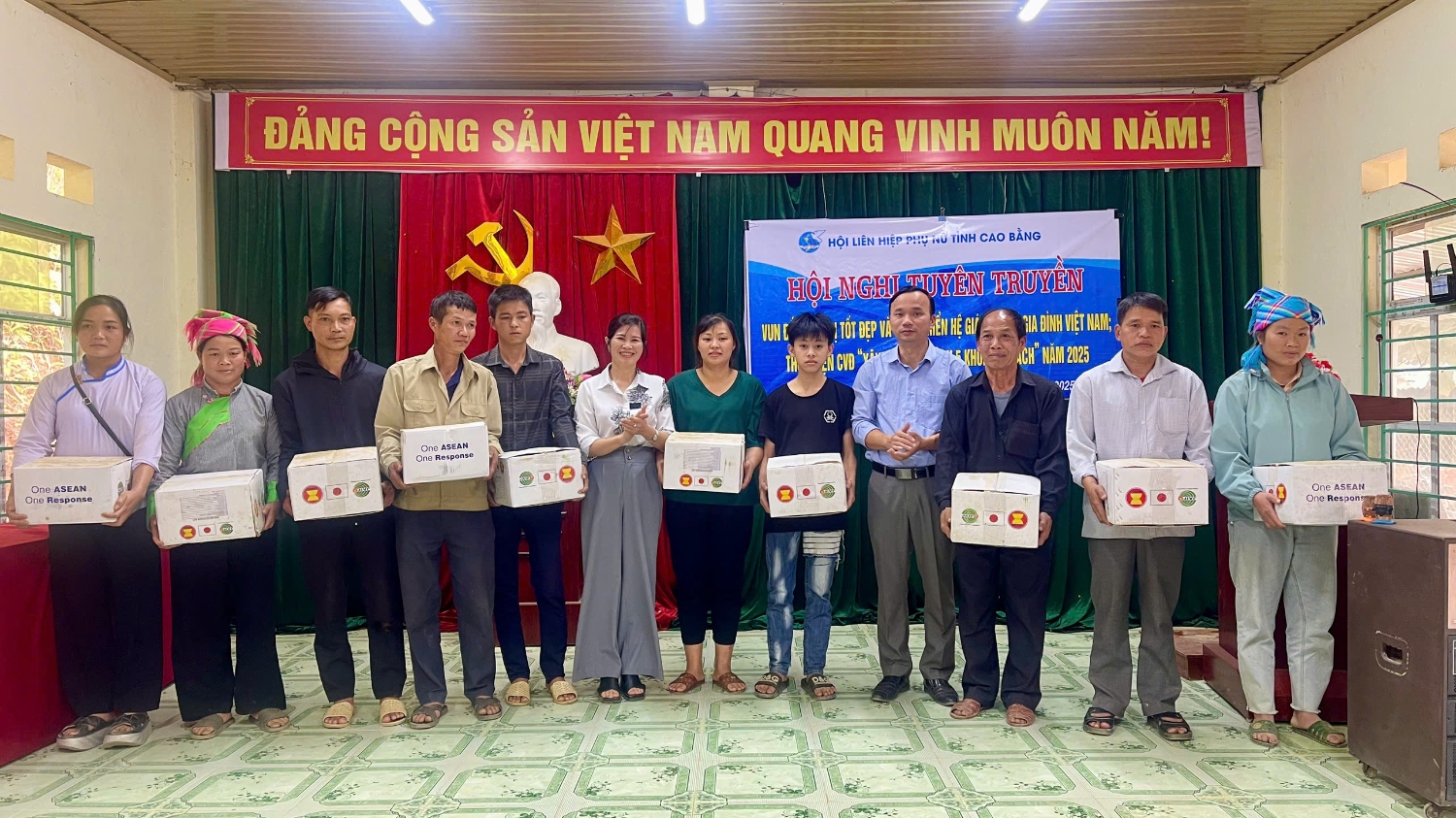 Hội Liên hiệp Phụ nữ tỉnh trao quà hỗ trợ cho các hộ gia đình có hoàn cảnh khó khăn bị ảnh hưởng bởi bão số 10, số 11 tại xã Cốc Pàng.