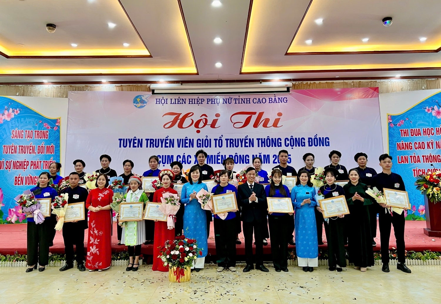 Ban tổ chức trao giải cho các Tổ truyefn thông cộng đồng.